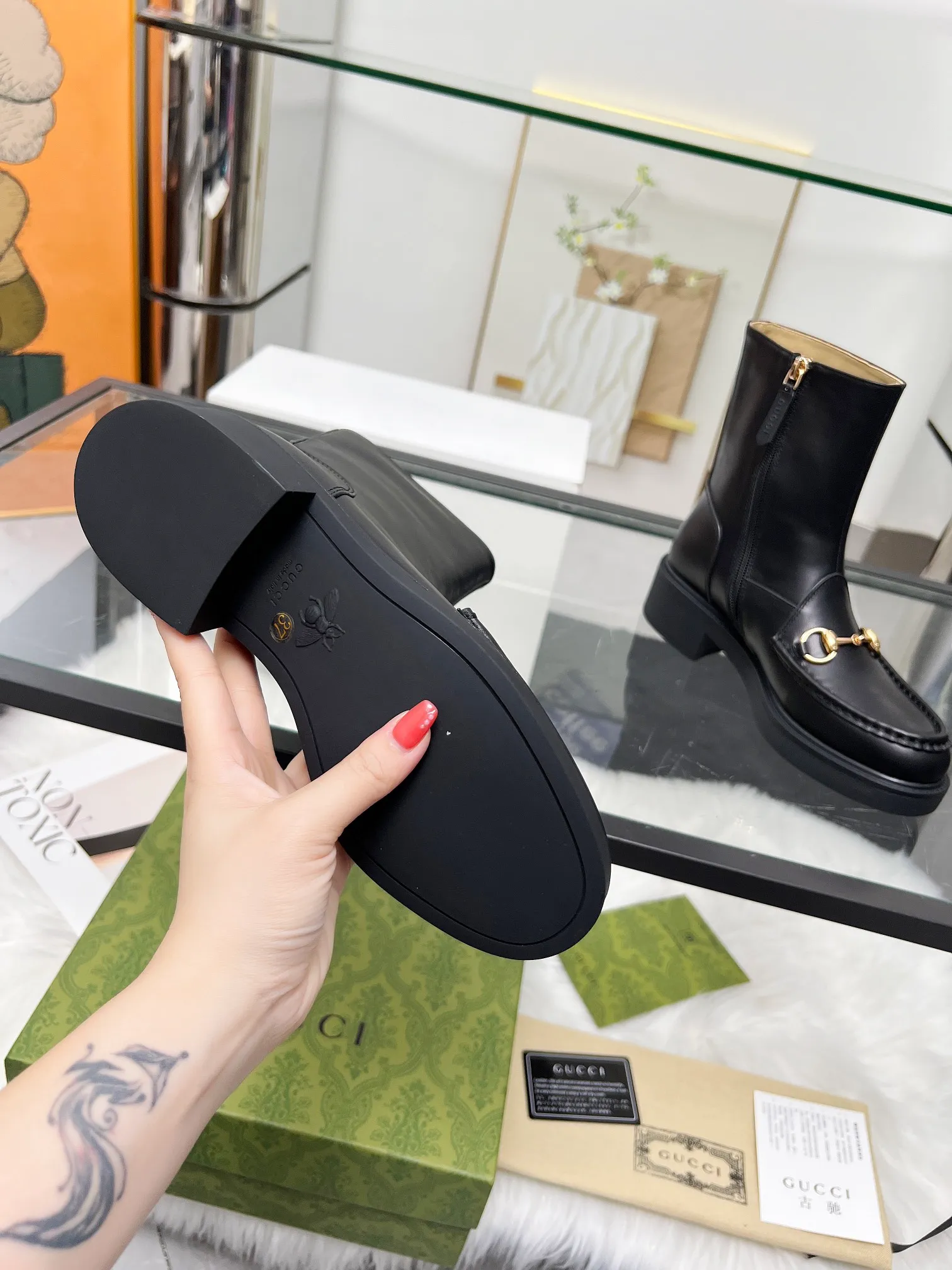 👟👟Ex-factory price 600👟👟 2025 latest version of Gucci GUCCI hot sale✅ 🎉Very easy to match👍Inner zipper design, easy to put on and take off 'Branded buckle Heel height: 6cm Fabric: Cowhide/open edge beads Inner/foot: apricot cowhide 🐂 Outsole PPU material Color: black Code number: 34-40. 34 and 41 42 need to be customized. Packaging: Comes with card and cloth bag.